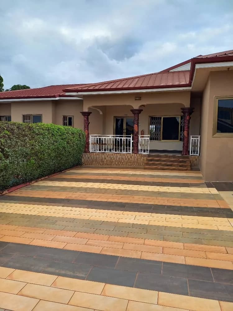 Courtyard & porch